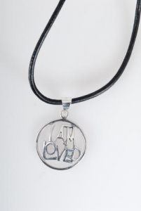 Anhänger mit Lederband "I Am Loved"